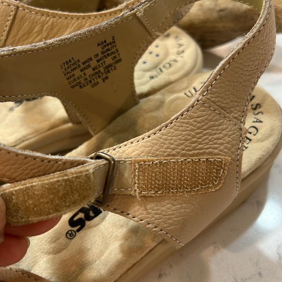 Cobbie Cuddlers  Comfort Velcro cream colored sandals size 9 - Picture 8 of 16